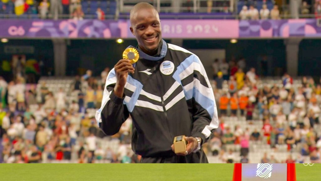 Letsile Tebogo poses with his Olympic gold medal