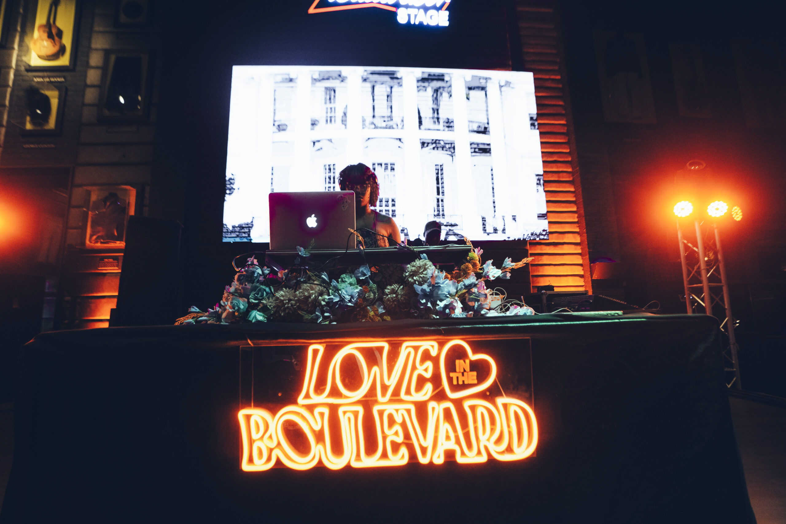 Love in the boulevard