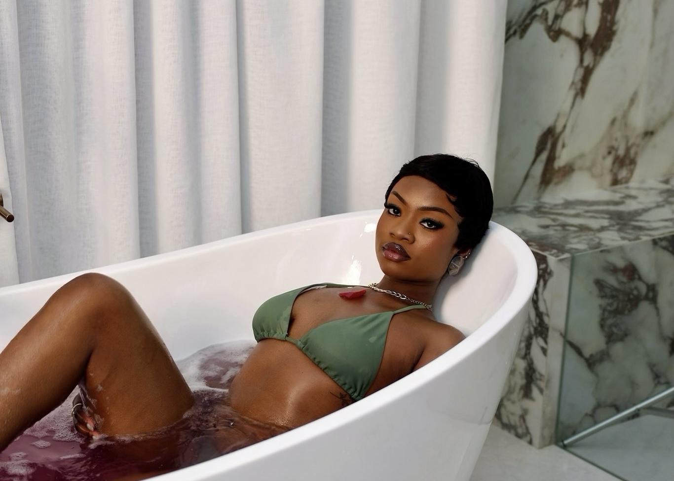 Rising star Taene arrives boldly with her new single, “Bak 2 Bak”.